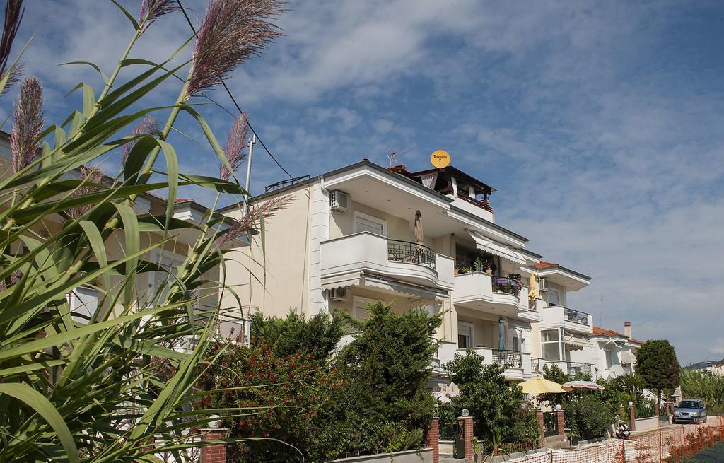 Peramos Apartments Néa Péramos Esterno foto